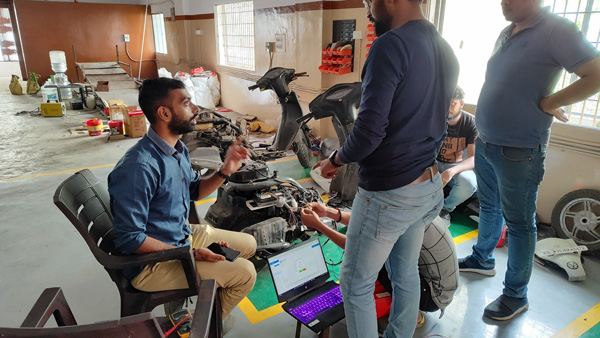 പെട്രോള്‍ തീര്‍ന്നാല്‍ ഇവി മോഡില്‍ ഓടാം; 65000 രൂപക്ക് ടൂവീലര്‍ ഹൈബ്രിഡാക്കാം! 