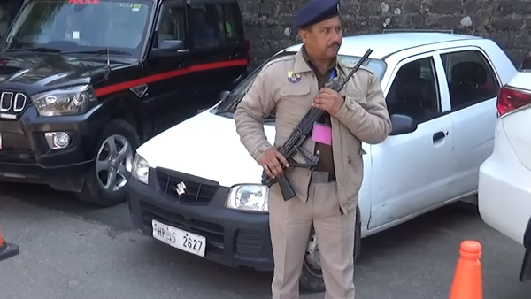 ഹിമാചല്‍ മുഖ്യമന്ത്രി ബജറ്റിനെത്തിയത് 20 വര്‍ഷം പഴക്കമുള്ള ആള്‍ട്ടോയില്‍; ലാളിത്യത്തിന് കൈയ്യടി