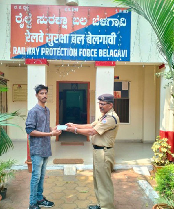 ഓടുന്ന ട്രെയിനിൽ നിന്നും മൊബൈൽ ഫോൺ താഴെ വീണാൽ എന്തു ചെയ്യും? വഴിയുണ്ട്...!