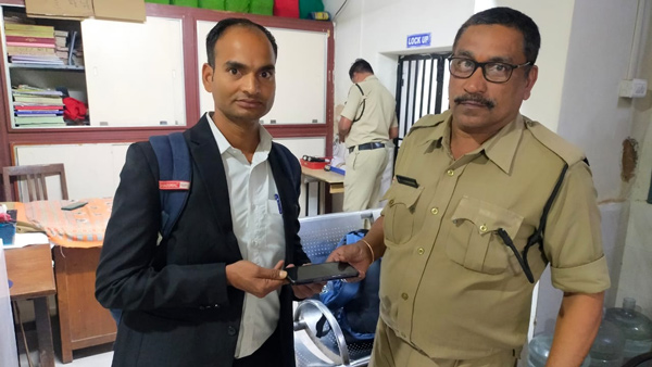 ഓടുന്ന ട്രെയിനിൽ നിന്നും മൊബൈൽ ഫോൺ താഴെ വീണാൽ എന്തു ചെയ്യും? വഴിയുണ്ട്...!