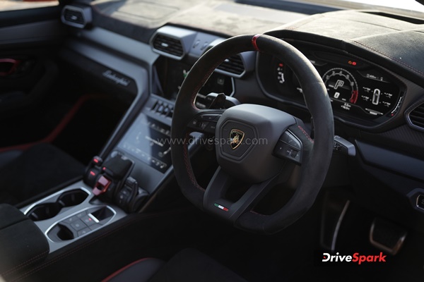 കരുത്തനും കലിപ്പനുമായി ലംബോർഗിനി ഉറൂസ് പെർഫോമാന്റെ