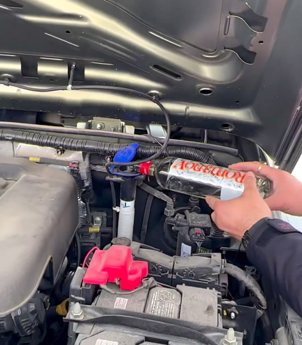 മഹീന്ദ്ര ഥാറിൽ വൈപ്പർ ഫ്ലൂയിഡിന് പകരം വോഡ്ക; വൈറൽ വീഡിയോ കാണാം