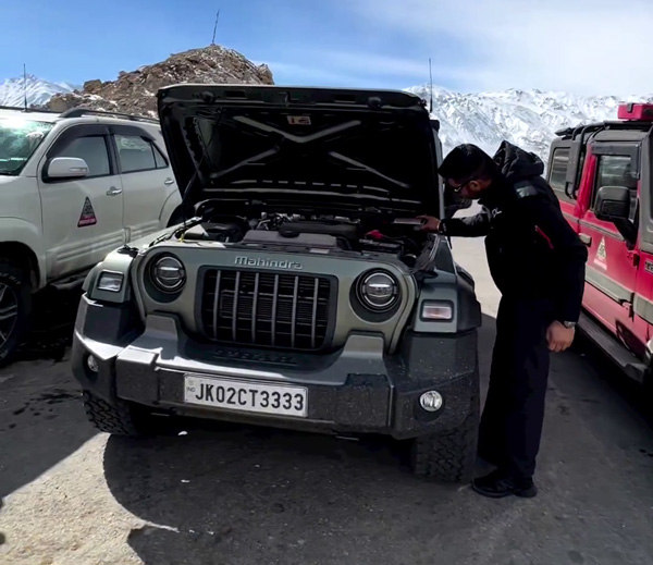 മഹീന്ദ്ര ഥാറിൽ വൈപ്പർ ഫ്ലൂയിഡിന് പകരം വോഡ്ക; വൈറൽ വീഡിയോ കാണാം