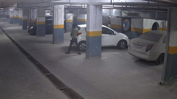 14 കാറുകള്‍ ആസിഡ് ഒഴിച്ച് നശിപ്പിച്ച് അപാര്‍ട്‌മെന്റ് ജീവനക്കാരന്‍; കാരണമറിഞ്ഞാല്‍ ഞെട്ടും...