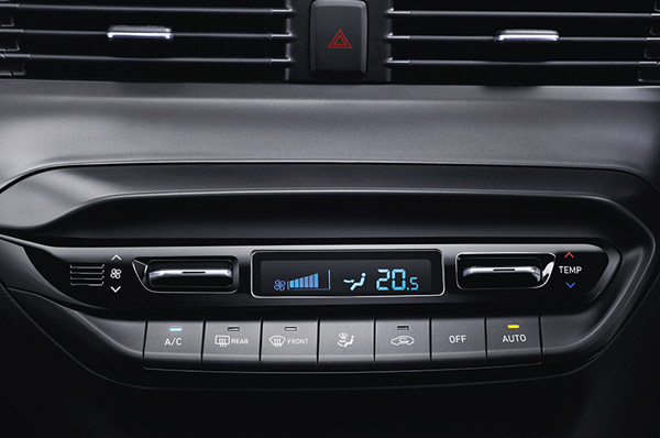 i20 -യിൽ ഹ്യുണ്ടായി പുതിയ സ്‌പോർട്‌സ് എക്‌സിക്യൂട്ടീവ് ട്രിം ലെവൽ അവതരിപ്പിച്ചിട്ടില്ല, അതിനു പകരം സാധാരണ സ്‌പോർട്‌സ് വേരിയന്റിൽ നിന്ന് ഓട്ടോമാറ്റിക് ക്ലൈമറ്റ് കൺട്രോൾ ഫീച്ചറുകൾ ഒഴിവാക്കിയിട്ടുണ്ട്. ഓട്ടോമാറ്റിക് ക്ലൈമറ്റ് കൺട്രോൾ മൊഡ്യൂളിന് പകരം ഇപ്പോൾ പ്രീമിയം ഹാച്ചിന്റെ മാഗ്ന വേരിയന്റിൽ കാണുന്ന മാനുവൽ എസി/ഹീറ്റർ യൂണിറ്റാണ് ഇപ്പോൾ നൽകിയിരിക്കുന്നത്. ഈ വില അപ്പ്ഡേറ്റിനൊപ്പം സ്‌പോർട്‌സ് വേരിയന്റിലെ ഒരേയൊരു മാറ്റമാണിത്, വാഹനത്തിന്റെ ബാക്കി ഫീച്ചറുകൾ മാറ്റമില്ലാതെ തുടരുന്നു. സ്‌പോർട്‌സ് വേരിയന്റിൽ ബ്രാൻഡ് ഒരുക്കിയിരിക്കുന്ന ഈ മാറ്റം അതിന്റെ എല്ലാ വകഭേദങ്ങൾക്കും ബാധകമാണ്. അതായത് പെട്രോൾ മാനുവൽ, പെട്രോൾ മാനുവൽ ഡ്യുവൽ ടോൺ, പെട്രോൾ iVT വേരിയന്റുകൾ എല്ലാം ഇതിൽ ഉൾപ്പെടുന്നു. വേരിയ്നറ് നിരയിൽ ഉടനീളം 3,500 രൂപയാണ് വില കുറഞ്ഞിരിക്കുന്നത്. ഫലത്തിൽ ഹ്യുണ്ടായി i20 സ്‌പോർട്‌സ് വേരിയന്റിന്റെ എക്സ്-ഷോറൂം വില ഇപ്പോൾ ആരംഭിക്കുന്നത് പെട്രോൾ മാനുവലിന് 8,05,200 രൂപ മുതലാണ്. പെട്രോൾ മാനുവൽ ഡ്യുവൽ ടോൺ പതിപ്പിന് 8,20,200 രൂപയും, പെട്രോൾ iVT മോഡലിന് 9,07,000 രൂപയുമാണ്. ചിലപ്പോൾ, നിർമ്മാതാക്കൾ തങ്ങളുടെ മോഡലുകളിൽ ഒരേ സമയം ഫീച്ചറുകൾ നീക്കം ചെയ്യുകയും വില വർധിപ്പിക്കുകയും ചെയ്യാറുമുണ്ട്. ഉദാഹരണത്തിന് സ്ലാവിയയിൽ നിന്ന് സ്കോഡ അതിന്റെ 10.2 ഇഞ്ച് ടച്ച്‌സ്‌ക്രീനും പൂർണ്ണ ഡിജിറ്റൽ ഡ്രൈവർ ഡിസ്‌പ്ലേയും, വയർലെസ് ചാർജിംഗും മറ്റ് സവിശേഷതകളും നീക്കം ചെയ്തു, അതേ സമയം, വാഹനത്തിന്റെ വില 50,000 രൂപ വർധിപ്പിച്ചു. എന്നാൽ അക്കാലത്ത് മാർക്കറ്റിനെ അലട്ടുന്ന സെമി കണ്ടക്ടർ ക്ഷാമം ഒരു ചർച്ചാവിഷയമാണ്. ഇനിയിപ്പോൾ i20 ഹാച്ച്ബാക്കിനൊപ്പം ഓട്ടോമാറ്റിക് ക്ലൈമറ്റ് കൺട്രോൾ ആഗ്രഹിക്കുന്ന ഉപഭോക്താക്കൾ ആസ്റ്റ വേരിയന്റ് തെരഞ്ഞെടുക്കണം. 9,01,100 രൂപയാണ് ഇതിന്റെ പ്രാരംഭ എക്സ്-ഷോറൂം വില, എന്നാൽ മുമ്പ് സ്‌പോർട്‌സ് വേരിയന്റിൽ ഇത് 8,08,700 രൂപയിൽ ലഭ്യമായിരുന്നത് എന്നത് ശ്രദ്ധിക്കണം. ഗ്രാൻഡ് i10 Nios -നൊപ്പം, ഓട്ടോമാറ്റിക് ക്ലൈമറ്റ് കൺട്രോൾ പതിവ് സ്‌പോർട്‌സ് വേരിയന്റിൽ ഇപ്പോഴും നിലനിർത്തിയിരിക്കുന്നതിനാൽ അതിന്റെ കാര്യത്തിൽ വലിയ കുഴപ്പമില്ല.