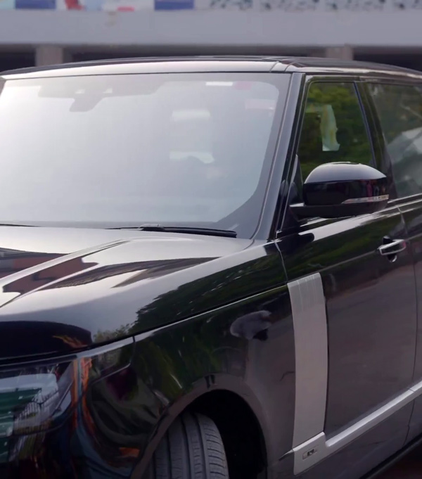 റേഞ്ച് റോവർ വോഗിൽ ക്ഷേത്ര ദർശനം നടത്തി താരസുന്ദരി