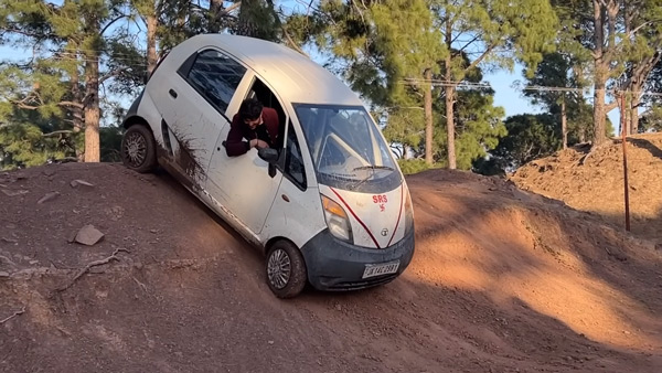 നാനോന്നാ സുമ്മാവാ... ഓഫ്‌റോഡിംഗിനിടെ സ്‌കോര്‍പിയോ സുല്ലിട്ട കയറ്റം പുഷ്പം പോലെ കീഴടക്കി നാനോ-VIDEO