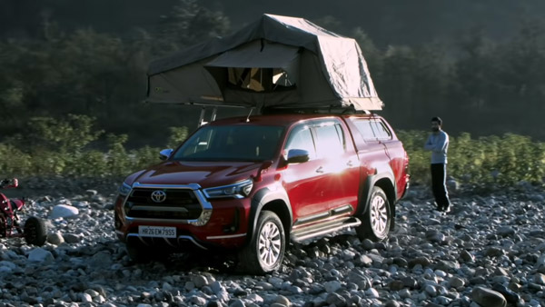 ഇന്ത്യൻ വിപണിയിലെ ലൈഫ് സ്റ്റൈല്‍ പിക്കപ്പ് ട്രക്ക് ശ്രേണിക്ക് പുതുമുഖം സമ്മാനിച്ച് ടൊയോട്ട ഹൈലക്‌സ് ജൈത്രയാത്ര തുടരുകയാണ്. നൂറിലേറെ രാജ്യങ്ങളിൽ പാറിച്ച വിജയക്കൊടി ആഭ്യന്തര തലത്തിലും കമ്പനിക്ക് ആവർത്തിക്കാനായത് ശ്രദ്ധേയമാണ്. പ്രത്യേകിച്ച് ഫാൻബേസ് ഇല്ലാതിരുന്ന സെഗ്മെന്റിനെ കൈപിടിച്ചുയർത്താനും ഹൈലക്‌സിനായി. നേരത്തെ ഇസൂസു മാത്രം പിടിച്ചു നിന്ന വിപണിയാണ് ഹൈലക്‌സ് ഏറ്റെടുത്തത്. ഇന്ത്യൻ ജനതക്കിടയിൽ ടൊയോട്ട എന്ന ബ്രാൻഡിനുള്ള സ്വീകാര്യത മാത്രം മതിയല്ലോ ഏത് വാഹനവും ഹിറ്റടിക്കാൻ. ആരും പ്രതീക്ഷിക്കാതിരുന്നൊരു സമയത്താണ് ഹൈലക്‌സ് ഇന്ത്യയിലേക്ക് എത്തിയതെങ്കിലും വെന്നിക്കൊടി പാറിക്കാനായതും ടൊയോട്ടയുടെ സ്വീകാര്യതയ്ക്ക് തെളിവാണ്. അടുത്തിടെ പിക്കപ്പ് ട്രക്കിന്റെ ബേസ് വേരിയന്റിന് 3.59 ലക്ഷം രൂപ വിലക്കുറച്ചതും ആളെകൂട്ടാൻ കാരണമാവും. എന്നാൽ ഈ ദേ ഈ തീരുമാനത്തിന് പിന്നാലെ മറ്റൊരു കിടിലൻ പ്രഖ്യാപനവുമായി ടൊയോട്ട രംഗത്തെത്തിയിരിക്കുകയാണിപ്പോൾ. ഓഫ്-റോഡർ പിക്കപ്പായ ഹൈലക്‌സിൽ ഉറപ്പായ ബൈബാക്ക് ഓഫർ പ്രഖ്യാപിച്ചതാണീ സന്തോഷ വാർത്ത. ഈ സ്കീമിലൂടെ വാഹനം വാങ്ങാൻ ഉദ്ദേശിക്കുന്ന ഉപഭോക്താക്കൾക്ക് ഹൈലക്‌സ് വാങ്ങിയ തീയതി മുതൽ മൂന്ന് വർഷത്തിന് ശേഷം 70 ശതമാനം ഉറപ്പുള്ള ബൈബാക്ക് ഓപ്ഷൻ തെരഞ്ഞെടുക്കാം. ഈ പേയ്‌മെന്റ് പ്ലാനുകൾ ടൊയോട്ട ഫിനാൻഷ്യൽ സർവീസസ് വഴി മാത്രമാണ് ജാപ്പനീസ് ബ്രാൻഡ് ലഭ്യമാക്കിയിരിക്കുന്നത്. ഇതുകൂടാതെ ഉപഭോക്താക്കൾക്ക് വെറും 32,886 രൂപ മുതലുള്ള ഇഎംഐ പ്ലാൻ തെരഞ്ഞെടുക്കാനും അവസരമുണ്ട്. വാഹനം വാങ്ങുന്നവർക്ക് അവരുടെ സാമ്പത്തിക ആവശ്യങ്ങൾക്ക് ഏറ്റവും അനുയോജ്യമായ ഒരു ഓപ്ഷൻ സ്വന്തമാക്കാനുള്ള സൗകര്യവും വഴക്കവും നൽകുന്നതിനാണ് ഓഫറുകൾ രൂപകൽപ്പന ചെയ്തിരിക്കുന്നതെന്ന് ടൊയോട്ട പറയുന്നു. ഹൈലക്‌സ് വാങ്ങാൻ ആഗ്രഹിക്കുന്നവർക്ക് കുറഞ്ഞ ചെലവിൽ ഉടമസ്ഥാവകാശം ഉറപ്പാക്കുകയാണ് ഈ ഓഫറുകളിലൂടെ ഉന്നംവെക്കുന്നത്. 180 രാജ്യങ്ങളിലായി രണ്ടുകോടിയോളം ഉപഭോക്താക്കളെ സ്വന്തമാക്കിയ ഹൈലക്‌സ് ഇന്ത്യയിലെയും ഏറ്റവും പ്രായോഗികമായ പ്രീമിയം ലൈഫ് സ്റ്റൈൽ വാഹനങ്ങളിൽ ഒന്നാണ്. നിലവിൽ യാത്രകൾ കൂടുതൽ പര്യവേഷണം ചെയ്യുന്ന തലമുറയ്ക്ക് ഓൺ റോഡിലും ഓഫ്-റോഡിലും ഒരേപോലെ മിന്നും പ്രകടനവും അതോടൊപ്പം സ്റ്റൈലും സമന്വയിപ്പിക്കുന്നതാണ് ഈ ലൈഫ് സ്റ്റൈൽ യൂട്ടിലിറ്റി മോഡൽ. ക്യാമ്പിങിനും വാഹനം അനുയോജ്യമാണ്. അഞ്ചു പതിറ്റാണ്ടിനിടെ എട്ടുതലമുറകളിലൂടെ കടന്നുപോയ ശേഷമാണ് നമ്മുടെ നിരത്തുകളിലേക്ക് ഈ ഇതിഹാസം കടന്നു വന്നിരിക്കുന്നത്. ഹൈലക്‌സിന്റെ ആദ്യ ബാച്ചിനായുള്ള ബുക്കിംഗ് ആരംഭിച്ചപ്പോൾ തന്നെ മികച്ച പ്രതികരണമാണ് ടൊയോട്ടക്ക് ലഭിച്ചത്. ഡിമാന്റ് വർധിച്ചതോടെ ടൊയോട്ടയ്ക്ക് പിക്ക് അപ്പ് ട്രക്കിന്റെ ബുക്കിംഗ് സ്വീകരിക്കുന്നത് താത്ക്കാലികമായി നിർത്തിവെക്കേണ്ടിയതായും വന്നു. നിലവിൽ ഹൈലക്‌സിന്റെ രണ്ടാം ബാച്ചിനായുള്ള ബുക്കിംഗും കമ്പനി സ്വീകരിക്കുന്നുണ്ട്. കൂടുതൽ ആളുകളെ കൈയിലെടുക്കാനായി പിക്കപ്പ് ട്രക്കിന്റെ സ്റ്റാന്‍ഡേഡ് മോഡലിന് 3.59 ലക്ഷം രൂപ കുറക്കാനും ബ്രാൻഡ് അടുത്തിടെ തയാറായിരുന്നു. ഹൈലക്‌സിന്റെ വില 3.59 ലക്ഷം രൂപ കുറച്ചതോടെ ഇതിന്റെ സ്റ്റാന്‍ഡേഡ് മോഡലിന് 30.40 ലക്ഷം രൂപയാണി ഇനി മുതൽ മുടക്കേണ്ടി വരുന്ന എക്സ്ഷോറൂം വില. എന്നാൽ പിക്കപ്പിന്റെ മറ്റ് രണ്ട് വേരിയന്റുകൾക്ക് വില വർധിപ്പിച്ചും ടൊയോട്ട പുതിയ തന്ത്രം മെനഞ്ഞു. ഹൈ എംടിക്ക് 1.35 ലക്ഷവും ഹൈ എടിക്ക് 1.10 ലക്ഷം രൂപയുമായാണ ബ്രാൻഡ് ഉയർത്തിയിരിക്കുന്നത്. ഹൈലക്‌സ് സ്റ്റാൻഡേർഡ് 4x4 മാനുവലിന് 30.40 ലക്ഷം രൂപ, ഹൈലക്‌സ് ഹൈ 4x4 മാനുവൽ 37.15 ലക്ഷം രൂപ, ഹൈലക്‌സ് ഹൈ 4x4 ഓട്ടോമാറ്റിക് 37.90 ലക്ഷം രൂപ എന്നിങ്ങനെയാണ് പുതിയ വില. വിലയുടെ കാര്യത്തിൽ ഫോർച്യൂണർ ഫാമിലി എസ്‌യുവിയേക്കാൾ കുറവാണെന്നത് ശ്രദ്ധേയമാണ്. എന്നാൽ എഞ്ചിനും മറ്റ് മെക്കാനിക്കൽ ഘടകങ്ങളുമെല്ലാം ഇതിന് സമാനമാണെന്നത് ഹൈലൈറ്റാണ്. ഇന്ത്യയിൽ ലൈഫ് സ്റ്റൈൽ പിക്കപ്പ് ട്രക്കുകളെ ജനപ്രിയമാക്കിയ ഇസൂസു ഡി-മാക്‌സ് വി-ക്രോസുമായാണ് ഹൈലക്‌സിന്റെ പ്രധാന മത്സരം. 