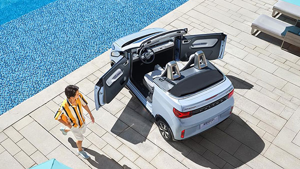 ഇന്ത്യൻ വിപണിയിൽ ഇലക്‌ട്രിക് എസ്‌യുവികളെ ജനപ്രിയമാക്കുന്നതിൽ മുഖ്യ പങ്കുവഹിച്ചവരാണ് ചൈനീസ് ഉടമസ്ഥതയിലുള്ള ബ്രിട്ടീഷ് വാഹന നിർമാതാക്കളായ എംജി മോട്ടോർസ്. ZS ഇവിയിലൂടെ തുടങ്ങിയ അങ്കം കമ്പനി മിനി കാറായി രൂപമെടുക്കുന്ന കോമെറ്റിലൂടെ മുന്നോട്ടുകൊണ്ടുപോവാൻ ഒരുങ്ങുകയാണ്. വരുന്ന ദിവസം വിപണിയിൽ ഒരു കുഞ്ഞൻ ഇവി അവതരിപ്പിക്കുകയും ചെയ്യും. മൈക്രോ കാറുകളെ ഇതുവരെ സ്വീകരിക്കാൻ തയാറാവാത്ത ഇന്ത്യക്കാർ കോമെറ്റിനെ എങ്ങനെ വരവേൽക്കുമെന്ന കാര്യം കണ്ടറിയണം. എന്നാൽ കാലം മാറിയതിനാലും ഇലക്ട്രിക് വാഹനങ്ങൾക്ക് ലഭിക്കുന്ന സ്വീകാര്യതയും കണക്കിലെടുത്താൽ എംജിയുടെ കോമെറ്റ് ഹിറ്റാവുമെന്നു തന്നെയാണ് വിലയിരുത്തൽ. എംജി മോട്ടോർ ഇന്ത്യ 2023 ഏപ്രിൽ-മെയ് മാസത്തോടെ പുതിയ കോമറ്റ് മിനി ഇലക്ട്രിക് വാഹനം വിപണിയിൽ എത്തിക്കാനാണ് പദ്ധതിയിട്ടിരിക്കുന്നത്. ബോക്‌സി ആകൃതിയും ത്രീ-ഡോർ ലേഔട്ടും തന്നെയായിരിക്കും ഇതിന്റെ പ്രധാന ആകർഷണം. കൂടാതെ നിരവധി സൗകര്യങ്ങളും ഫീച്ചറുകളും ഉള്ള ഒരു അൾട്രാ കോം‌പാക്‌ട് ഇവി ആയിരിക്കും കോമെറ്റ് എന്നതും എടുത്തുതന്നെ പറയാം. എംജിയുടെ ഗ്ലോബൽ സ്മോൾ ഇലക്ട്രിക് വെഹിക്കിൾ (GSEV) പ്ലാറ്റ്‌ഫോമിലാണ് ഇത് രൂപകൽപ്പന ചെയ്‌ത് വികസിപ്പിച്ചിരിക്കുന്നത്. ഇത് വൈവിധ്യമാർന്ന ഇവികൾ വികസിപ്പിക്കാനും കമ്പനി ഉപയോഗിക്കും. ഇതേ പ്ലാറ്റ്ഫോമിനെ അടിസ്ഥാനമാക്കി ഒരു കോംപാക്‌ട് സബ്-4 മീറ്റർ എസ്‌യുവി കൂടെ പുറത്തിറക്കാനുള്ള പദ്ധതിയും എംജി ആവിഷ്ക്കരിക്കുന്നുണ്ടെന്നതാണ് ശ്രദ്ധേയമാവുന്ന മറ്റൊരു കാര്യം. കോമെറ്റ് ഇവിക്ക് കനത്ത പ്രാദേശികവൽക്കരണം കൈവരിക്കാനാണ് എംജി മോട്ടോർ ലക്ഷ്യമിടുന്നത്. ആയതിനാൽ ടാറ്റ ഓട്ടോകോമ്പിൽ നിന്നാണ് കമ്പനി വാഹനത്തിനായുള്ള ബാറ്ററി വരെ വാങ്ങുന്നത്. ആയതിനാൽ വരാനിരിക്കുന്ന മൈക്രോ ഇ-എസ്‌യുവി പുതിയ കോമെറ്റ് ഇവിയിൽ നിന്നുള്ള മിക്ക ഘടകങ്ങളും സവിശേഷതകളും പങ്കിടും. പുതിയ മൈക്രോ എസ്‌യുവി മാറ്റമില്ലാത്ത GSEV പ്ലാറ്റ്‌ഫോം ഉപയോഗിക്കും. കൂടാതെ വലിപ്പത്തിന്റെ കാര്യത്തിൽ അൽപം കൂടി സമ്പന്നനായിരിക്കുമെന്നാണ് ലഭിക്കുന്ന വിവരം. പുതിയ എംജി മൈക്രോ എസ്‌യുവിക്ക് 3 മീറ്ററിനടുത്ത് നീളം ഉണ്ടാവുമെന്നും ത്രീ ഡോർ മോഡലായിരിക്കും ഇതെന്നുമാണ് പുറത്തുവരുന്ന റിപ്പോർട്ടുകൾ. ശരിക്കും പറഞ്ഞാൽ ഇത് സിറ്റി യാത്രയ്‌ക്കായി ഒതുക്കമുള്ള ഡിസൈനോടെയാവും വിപണിയിലേക്ക് എത്തുക. എന്നാൽ കാര്യക്ഷമതയുടെ കാര്യത്തിൽ വാഹനം കേമനായിരിക്കും. വരാനിരിക്കുന്ന ഈ മൈക്രോ ഇലക്ട്രിക് എസ്‌യുവി 2022-ൽ ബോജൂൺ പുറത്തിറക്കിയ യെപ് മൈക്രോ എസ്‌യുവി കൺസെപ്‌റ്റിൽ നിന്നുള്ള സ്റ്റൈലിംഗ് കടമെടുക്കുമെന്നും സൂചനയുണ്ട്. ജിംനി അല്ലെങ്കിൽ ഫോർഡ് ബ്രോങ്കോ പോലെ തോന്നിയേക്കാവുന്ന ഈ കൺസെപ്റ്റ് മോഡലിന് യഥാർഥ എസ്‌യുവികളുടെ ബോക്‌സി ആകൃതിയാവും ഉണ്ടാവുക. ഉയർന്ന റൈഡിംഗ് പൊസിഷനും വലിയ വീലുകളും ടയറുകളും ഈ വാഹനത്തിന്റെ ശ്രദ്ധേയമായ കാര്യങ്ങളായിരിക്കും. ഏകദേശം 40 bhp കരുത്തോളം ഉത്പാദിപ്പിക്കുന്ന സിംഗിൾ, റിയർ മൗണ്ടഡ് മോട്ടോറുള്ള 17.3 കിലോവാട്ട് ബാറ്ററി പാക്കാണ് എംജി കോമറ്റിന്റെ ഹൃദയം. യെപ് കൺസെപ്‌റ്റിൽ 100 bhp കൂടുതൽ പവറും ഓൾ-വീൽ ഡ്രൈവ് ലേഔട്ടും ഉള്ള ഡ്യുവൽ മോട്ടോർ സെറ്റ്-അപ്പാണ് കമ്പനി സജ്ജീകരിച്ചിരിക്കുന്നത്. ഉടൻ തന്നെ വിപണയിലേക്ക് എത്താൻ സാധ്യതയില്ലെങ്കിലും പുതിയ എംജി മൈക്രോ ഇലക്ട്രിക് എസ്‌യുവി 2025-ൽ അവതരിപ്പിക്കപ്പെടുമെന്നാണ് പ്രതീക്ഷിക്കുന്നത്. ഈ മൈക്രോ എസ്‌യുവിക്കായി GSEV പ്ലാറ്റ്‌ഫോമിന്റെ ഘടകങ്ങൾ കൂടുതൽ പ്രാദേശികവൽക്കരിക്കാൻ എംജിക്ക് സമയം ലഭിക്കുകയും ചെയ്യും. കനത്ത പ്രാദേശികവൽക്കരണം പുതിയ മൈക്രോ എസ്‌യുവിക്ക് ആക്രമണാത്മക വില കൈവരിക്കാൻ കമ്പനിയെ സഹായിക്കുന്ന കാര്യമായിരിക്കും. എംജി കോമറ്റിന് മുകളിൽ സ്ഥാപിക്കുന്ന പുതിയ മൈക്രോ ഇലക്ട്രിക് എസ്‌യുവിക്ക് 15 ലക്ഷം രൂപയിൽ താഴെ വില പ്രതീക്ഷിക്കാം. കോമെറ്റ് ഹിറ്റായാൽ രണ്ടാമത് ഒന്നു ചിന്തിക്കാതെ തന്നെ കമ്പനിക്ക് പുതിയ ഇവിയെ രാജ്യത്തേക്ക് കൊണ്ടുവരാനും സാധിക്കും. 