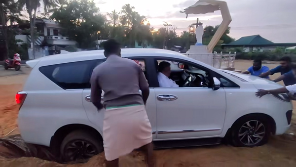 ഇതൊക്കെ മന്ത്രിക്ക് സിംപിൾ;സജി ചെറിയാൻ്റെ ഡ്രൈവിങ്ങ് സ്കിൽ വീഡിയോ വൈറൽ