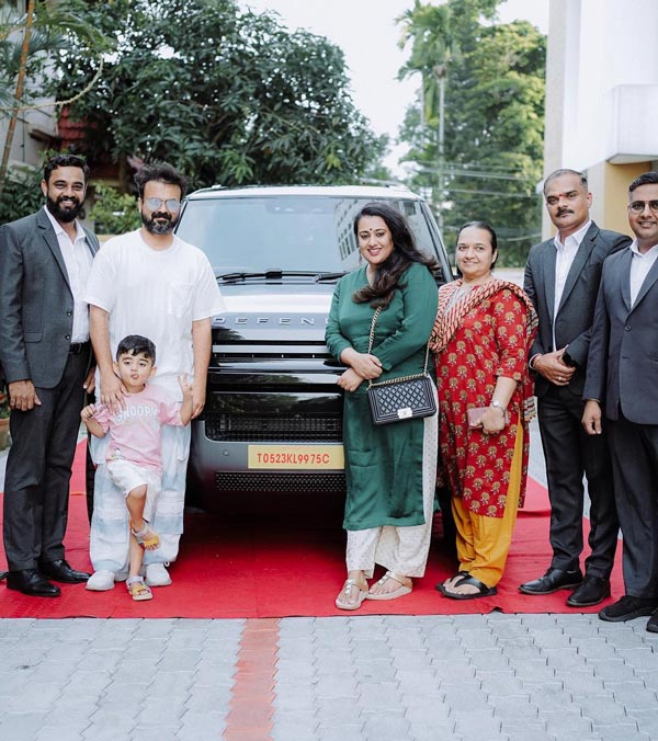 Kunchacko Boban Buys 1.35 Crore Worth New Land Rover Defender Kunchacko Boban Buys 1.35 Crore Worth New Land Rover Defender