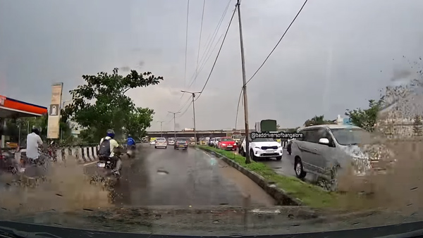 സ്കൂട്ടർ യാത്രികരെ ചെളിയിൽ കുളിപ്പിച്ച് കാർ ഡ്രൈവർ;മിററൊടിച്ച് കലിപ്പടക്കി ടൂവീലറുടമ