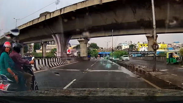 സ്കൂട്ടർ യാത്രികരെ ചെളിയിൽ കുളിപ്പിച്ച് കാർ ഡ്രൈവർ;മിററൊടിച്ച് കലിപ്പടക്കി ടൂവീലറുടമ