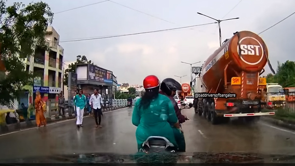 സ്കൂട്ടർ യാത്രികരെ ചെളിയിൽ കുളിപ്പിച്ച് കാർ ഡ്രൈവർ;മിററൊടിച്ച് കലിപ്പടക്കി ടൂവീലറുടമ