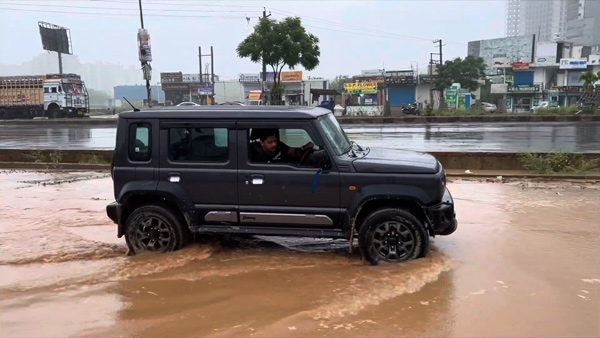 ചെളിയിൽ ആറാടി മാരുതി ജിംനി; ഓഫ് റോഡ് കിംഗ് തന്നെയെന്ന് വീണ്ടും തെളിയിച്ചു ചെളിയിൽ ആറാടി മാരുതി ജിംനി; ഓഫ് റോഡ് കിംഗ് തന്നെയെന്ന് വീണ്ടും തെളിയിച്ചു