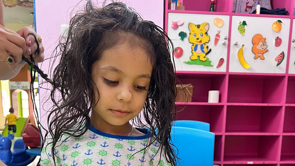 കാറിനുള്ളിൽ കുടുങ്ങിയ മൂന്നു വയസുകാരനെ രക്ഷിച്ചത് ഇങ്ങനെ കാറിനുള്ളിൽ കുടുങ്ങിയ മൂന്നു വയസുകാരനെ രക്ഷിച്ചത് ഇങ്ങനെ