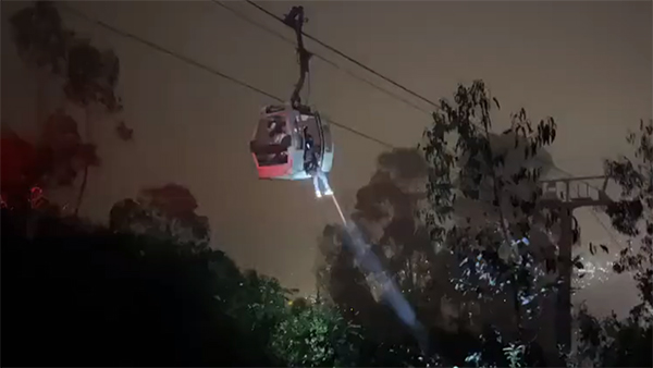 വിനോദസഞ്ചാരികൾ കോബിൽ കാറിൽ കുടുങ്ങി; രക്ഷപ്പെടുത്തിയത് 4000 മീറ്റർ ഉയരത്തിൽ നിന്ന് 