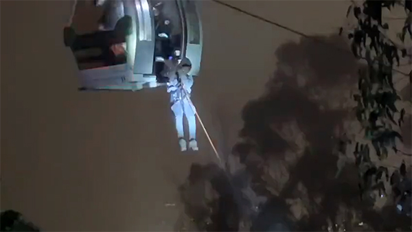 വിനോദസഞ്ചാരികൾ കോബിൽ കാറിൽ കുടുങ്ങി; രക്ഷപ്പെടുത്തിയത് 4000 മീറ്റർ ഉയരത്തിൽ നിന്ന് 