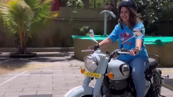 Noorin Shereef Bought New Royal Enfield Classic 350 Noorin Shereef Bought New Royal Enfield Classic 350