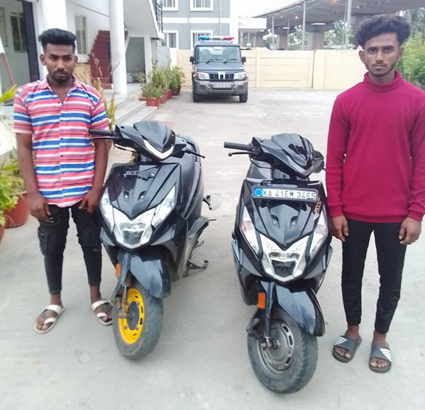 ജീവന് പുല്ലുവിലയാണോ; പെൺകുട്ടിയോടൊപ്പം സ്റ്റണ്ടിങ്ങ്; യുവാക്കൾ അറസ്റ്റിൽ ജീവന് പുല്ലുവിലയാണോ; പെൺകുട്ടിയോടൊപ്പം സ്റ്റണ്ടിങ്ങ്; യുവാക്കൾ അറസ്റ്റിൽ