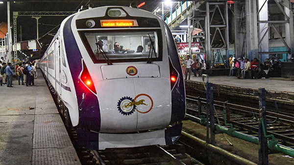 നിറം മാറി സുന്ദരനാകാൻ വന്ദേ ഭാരത്; ഓറഞ്ച്-ഗ്രേ കളറിന് സാധ്യത നിറം മാറി സുന്ദരനാകാൻ വന്ദേ ഭാരത്; ഓറഞ്ച്-ഗ്രേ കളറിന് സാധ്യത