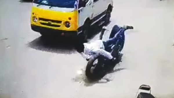 biker falls e motorcycle splits biker falls e motorcycle splits