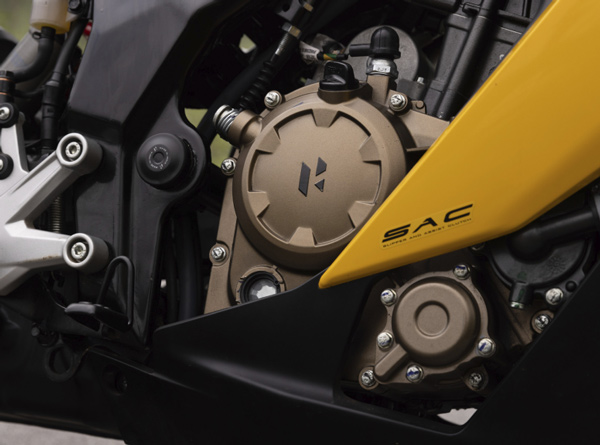 എതിരാളികളെ ഞെട്ടിക്കുന്ന കരിസ്മയുടെ അഞ്ച് കിടിലൻ ഫീച്ചറുകൾ