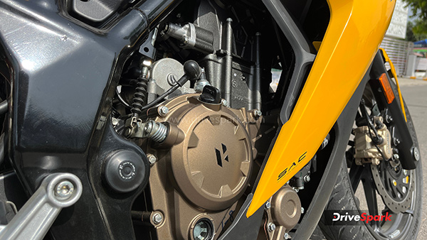 പിൻഗാമിയായി 20 വർഷത്തിന് ശേഷം കളം പിടിക്കാൻ എത്തി; പുതിയ കരിസ്മ XMR -ൻ്റെ റിവ്യൂ വിശേഷങ്ങൾ