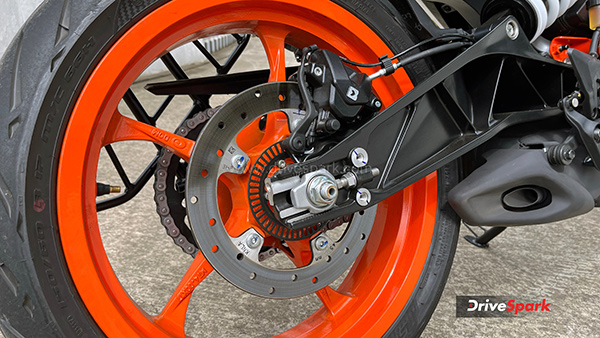 കെടിഎം 390 ഡ്യൂക്കുമായിട്ടുളള യുദ്ധത്തിന് ഒരുങ്ങിക്കോ എതിരാളികളെ; റിവ്യൂ വായിക്കാം