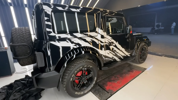 ഇതാരാ കത്തുന്ന മിന്നാമിനുങ്ങോ; ഇരുട്ടിൽ തിളങ്ങുന്ന പെയിൻ്റുമായി മഹീന്ദ്രയുടെ ഓഫ്റോഡർ