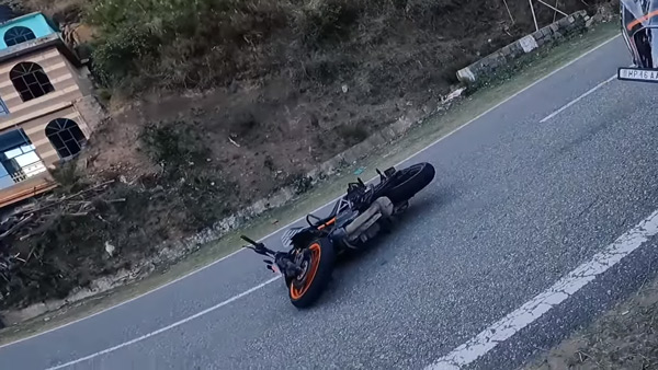 ചുമ്മാതാണോ കെടിഎമ്മിനെ കുറ്റം പറയുന്നത്; റൈഡറുടെ അഭ്യാസപ്രകടനം നടുറോഡിൽ, വീഡിയോ വൈറൽ