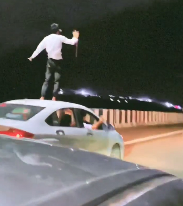 മെയ്ക്ക് എ സീനാണോ എന്തോ; ഓടിക്കൊണ്ടിരിക്കുന്ന കാറിൻ്റെ റൂഫിൽ ഡാൻസ് കളിച്ച് യുവാവ് അറസ്റ്റിൽ