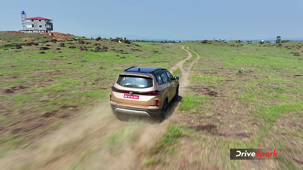 2023 tata safari tracking shot