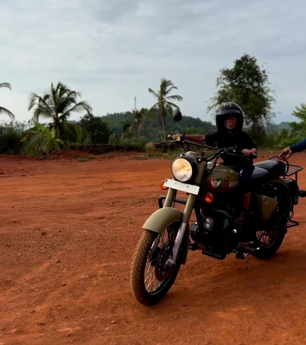 യെവൻ പുലിയാണ് കേട്ടാ; ബുളളറ്റ് ഓടിച്ച് നാലുവയസുകാരൻ, വൈറലായി വീഡിയോ യെവൻ പുലിയാണ് കേട്ടാ; ബുളളറ്റ് ഓടിച്ച് നാലുവയസുകാരൻ, വൈറലായി വീഡിയോ