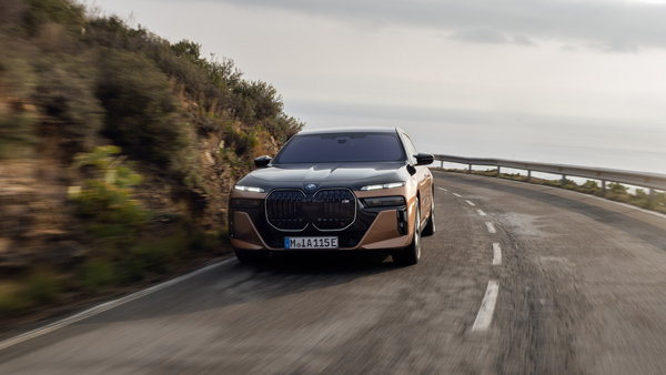 BMW i7 M70 xDrive Electric Luxury Sedan Launched 