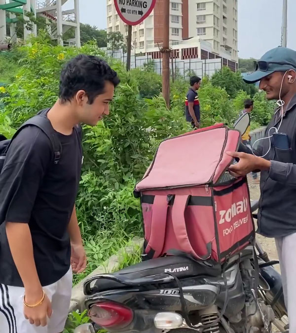 വീട്ടിൽ പോകാൻ ടാക്സി കിട്ടിയില്ല; സൊമാറ്റോ ഓർഡർ ചെയ്ത് ഡെലിവറി ഏജൻ്റിനൊപ്പം കുമ്മനടിച്ച് യുവാവ് വീട്ടിൽ പോകാൻ ടാക്സി കിട്ടിയില്ല; സൊമാറ്റോ ഓർഡർ ചെയ്ത് ഡെലിവറി ഏജൻ്റിനൊപ്പം കുമ്മനടിച്ച് യുവാവ്