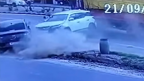 ഹ്യുണ്ടായി ഓറയെ ഇടിച്ചു തെറിപ്പിച്ചു ഫോർച്ച്യൂണർ; സിസിടിവി ദൃശ്യങ്ങൾ വൈറൽ