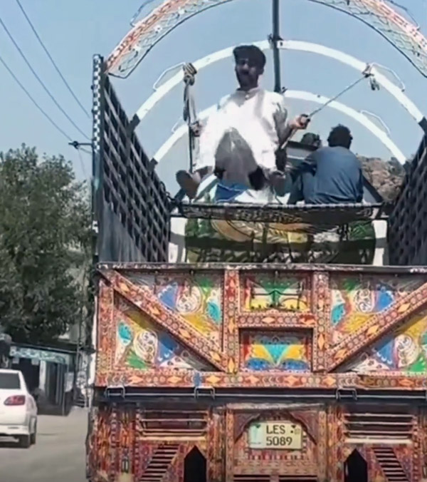 ഊഞ്ഞാലാടാം...ഓടിക്കൊണ്ടിരിക്കുന്ന ട്രക്കിൽ കാണിച്ച അഭ്യാസം; വീഡിയോ വമ്പൻ വൈറൽ