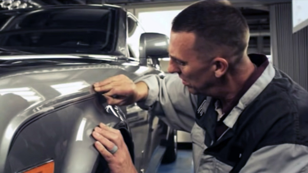 man who paints pinstripes on rolls royce