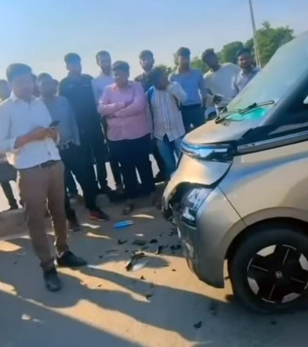 mg comet ev crashes into toyota innove hycross