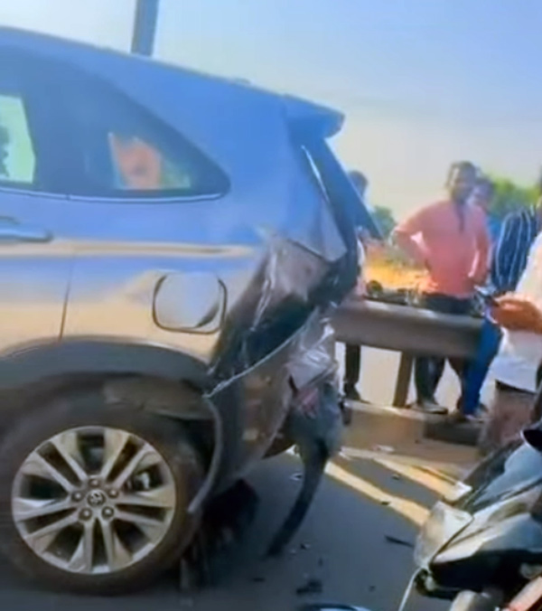 mg comet ev crashes into toyota innove hycross