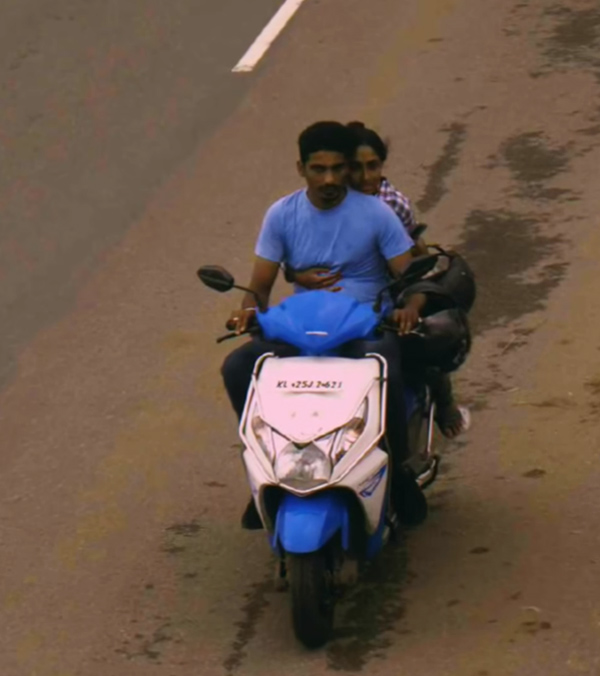 ഇതിപ്പോ സ്ഥിരം പരിപാടിയാണല്ലോ; വൈറലാവാൻ ഹെൽമറ്റില്ലാതെ കപ്പിൾസ് എഐയുടെ മുന്നിൽ