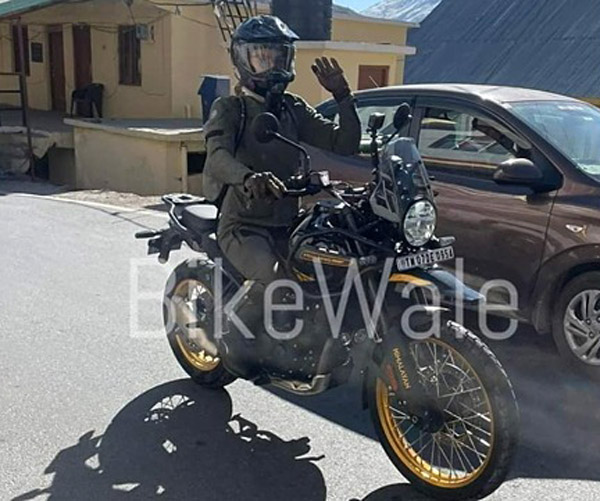 ബ്ലാക്ക്/ ഗോൾഡ് കളറിൽ ഗ്ലാമർ ലുക്കിൽ ഹിമാലയൻ 452