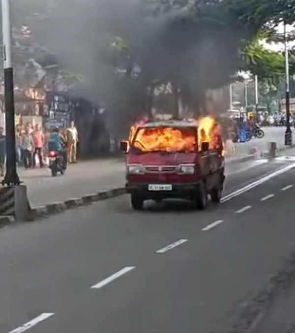 burning maruti suzuki omni