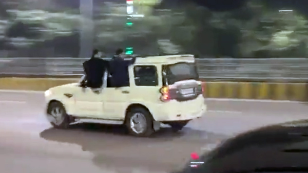 മണി ഹെയ്സ്റ്റ് സ്റ്റൈലിൽ പണം വാരി എറിഞ്ഞ് എസ്യുവി നിര മണി ഹെയ്സ്റ്റ് സ്റ്റൈലിൽ പണം വാരി എറിഞ്ഞ് എസ്യുവി നിര