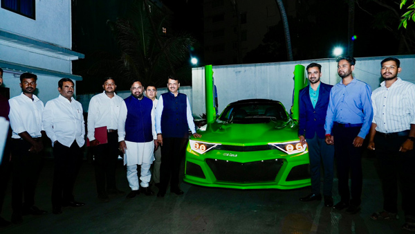 കസ്റ്റം ബിൽഡ് കാറിനെ അഭിനന്ദിച്ച് മഹാരാഷ്ട്ര ഉപമുഖ്യമന്ത്രി കസ്റ്റം ബിൽഡ് കാറിനെ അഭിനന്ദിച്ച് മഹാരാഷ്ട്ര ഉപമുഖ്യമന്ത്രി