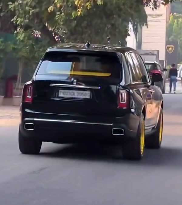 Rolls Royce Cullinan With Gold Wheels Viral Video