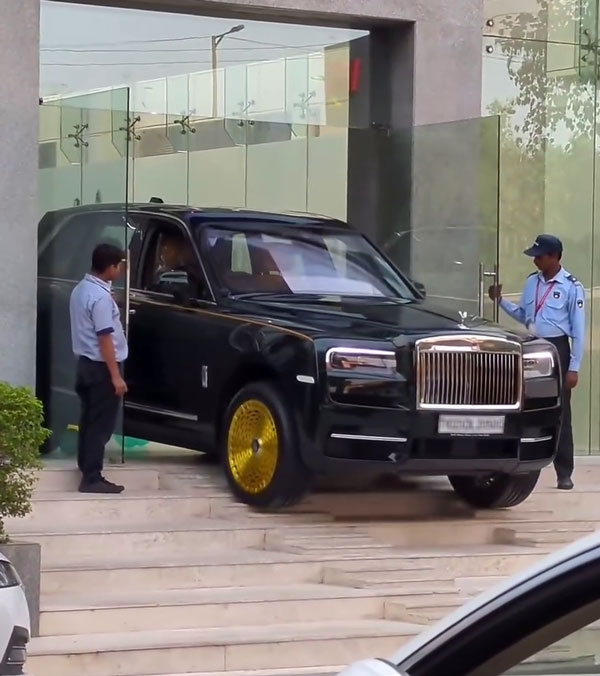 Rolls Royce Cullinan With Gold Wheels Viral Video