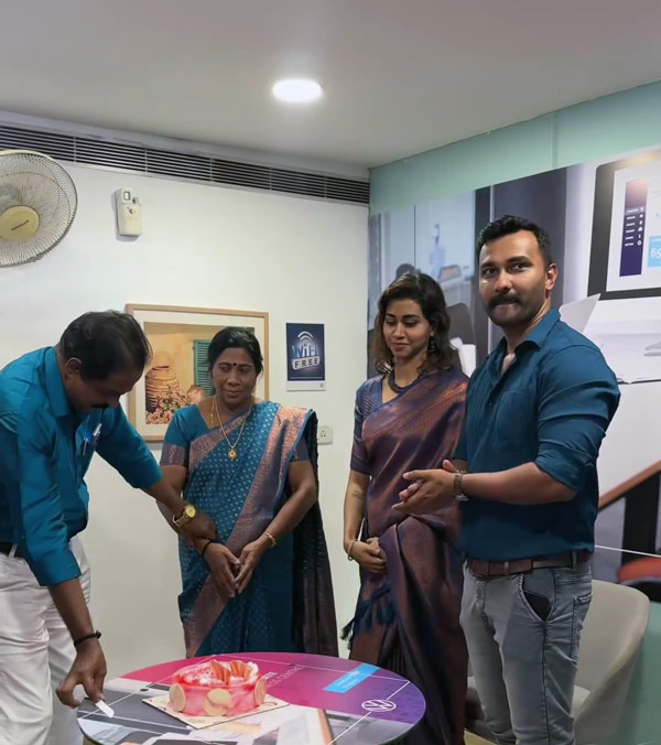 ബ്ലൂ ഷെയ്ഡിൽ ഒരുങ്ങി കാറും ഉടമസ്ഥരും