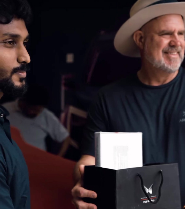 matthew hayden delivers mahindra xuv700 customer